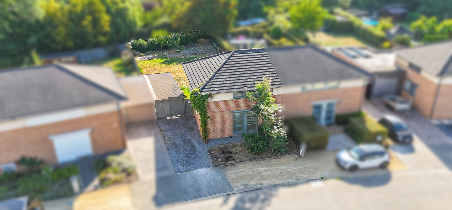 Te renoveren gezinswoning met grote tuin in rustige doodlopende straat in Alken
Welkom in Tulpenlaan 17, een woning met enorm veel potentieel, perfect voor wie op zoek is naar een huis dat volledig naar eigen smaak kan worden gerenoveerd. Gelegen in een