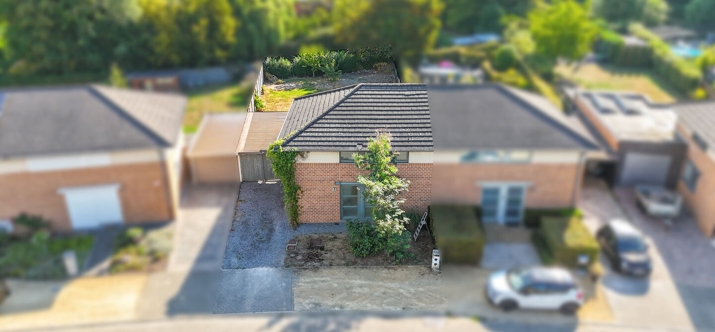 Te renoveren gezinswoning met grote tuin in rustige doodlopende straat in Alken
Welkom in Tulpenlaan 17, een woning met enorm veel potentieel, perfect voor wie op zoek is naar een huis dat volledig naar eigen smaak kan worden gerenoveerd. Gelegen in een