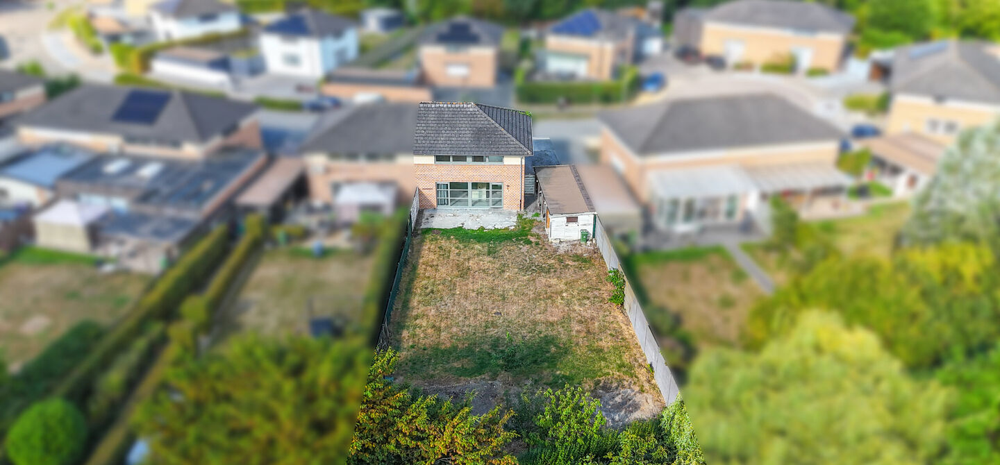 Te renoveren gezinswoning met grote tuin in rustige doodlopende straat in Alken
Welkom in Tulpenlaan 17, een woning met enorm veel potentieel, perfect voor wie op zoek is naar een huis dat volledig naar eigen smaak kan worden gerenoveerd. Gelegen in een