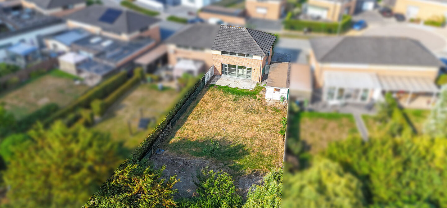Te renoveren gezinswoning met grote tuin in rustige doodlopende straat in Alken
Welkom in Tulpenlaan 17, een woning met enorm veel potentieel, perfect voor wie op zoek is naar een huis dat volledig naar eigen smaak kan worden gerenoveerd. Gelegen in een