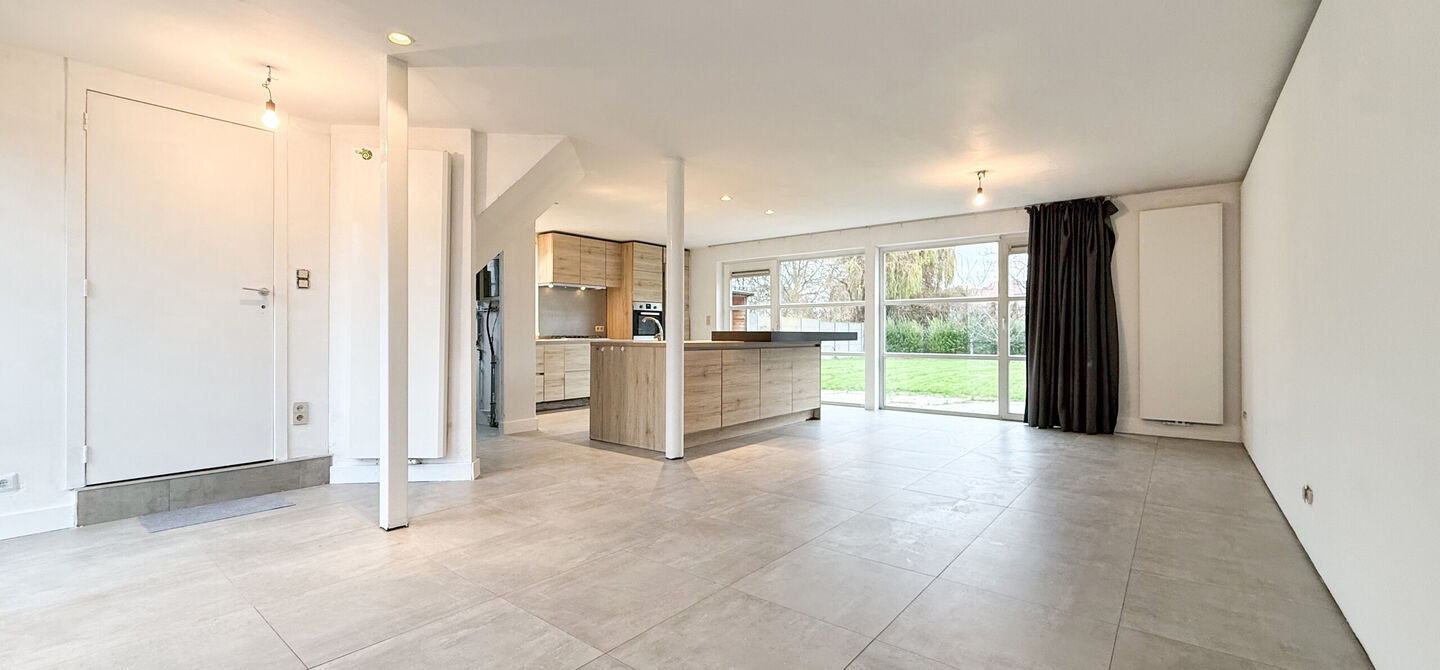 Te renoveren gezinswoning met grote tuin in rustige doodlopende straat in Alken
Welkom in Tulpenlaan 17, een woning met enorm veel potentieel, perfect voor wie op zoek is naar een huis dat volledig naar eigen smaak kan worden gerenoveerd. Gelegen in een