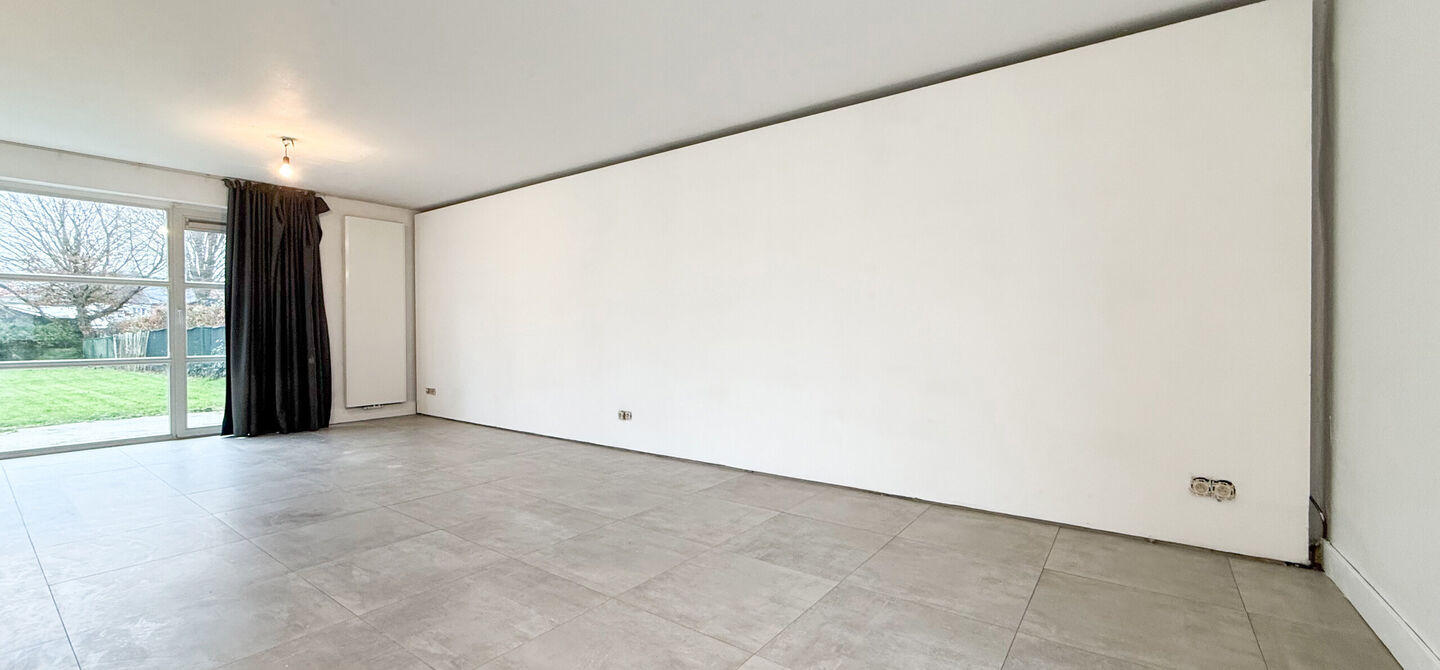 Te renoveren gezinswoning met grote tuin in rustige doodlopende straat in Alken
Welkom in Tulpenlaan 17, een woning met enorm veel potentieel, perfect voor wie op zoek is naar een huis dat volledig naar eigen smaak kan worden gerenoveerd. Gelegen in een