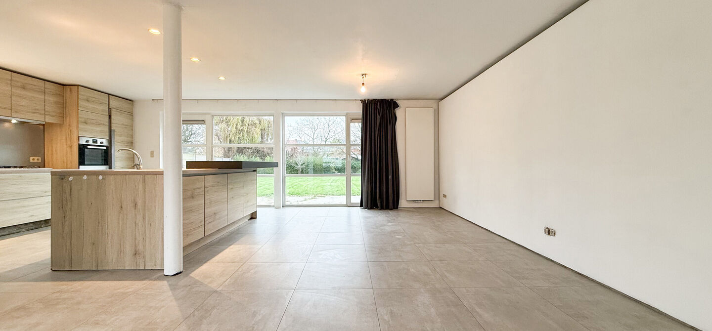 Te renoveren gezinswoning met grote tuin in rustige doodlopende straat in Alken
Welkom in Tulpenlaan 17, een woning met enorm veel potentieel, perfect voor wie op zoek is naar een huis dat volledig naar eigen smaak kan worden gerenoveerd. Gelegen in een