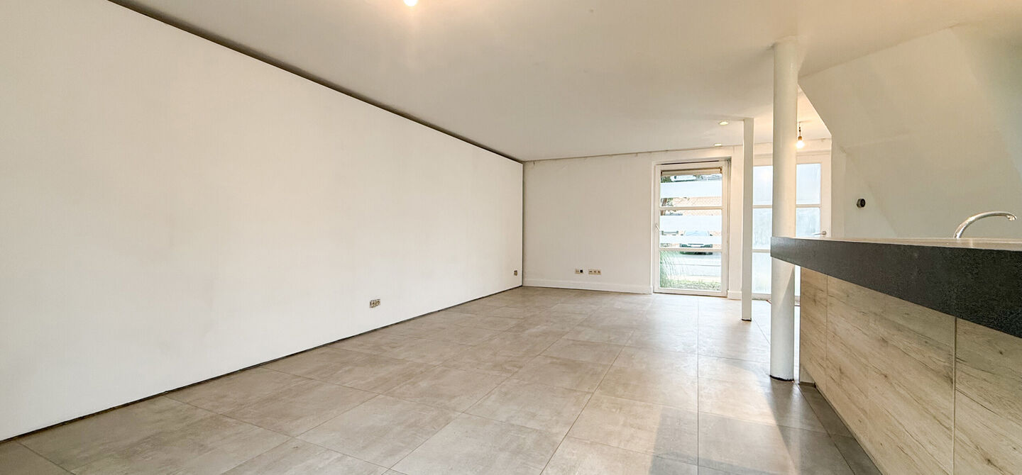 Te renoveren gezinswoning met grote tuin in rustige doodlopende straat in Alken
Welkom in Tulpenlaan 17, een woning met enorm veel potentieel, perfect voor wie op zoek is naar een huis dat volledig naar eigen smaak kan worden gerenoveerd. Gelegen in een