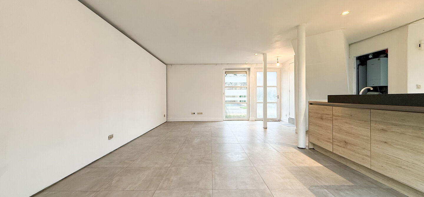 Te renoveren gezinswoning met grote tuin in rustige doodlopende straat in Alken
Welkom in Tulpenlaan 17, een woning met enorm veel potentieel, perfect voor wie op zoek is naar een huis dat volledig naar eigen smaak kan worden gerenoveerd. Gelegen in een