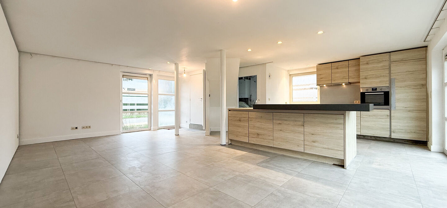 Te renoveren gezinswoning met grote tuin in rustige doodlopende straat in Alken
Welkom in Tulpenlaan 17, een woning met enorm veel potentieel, perfect voor wie op zoek is naar een huis dat volledig naar eigen smaak kan worden gerenoveerd. Gelegen in een