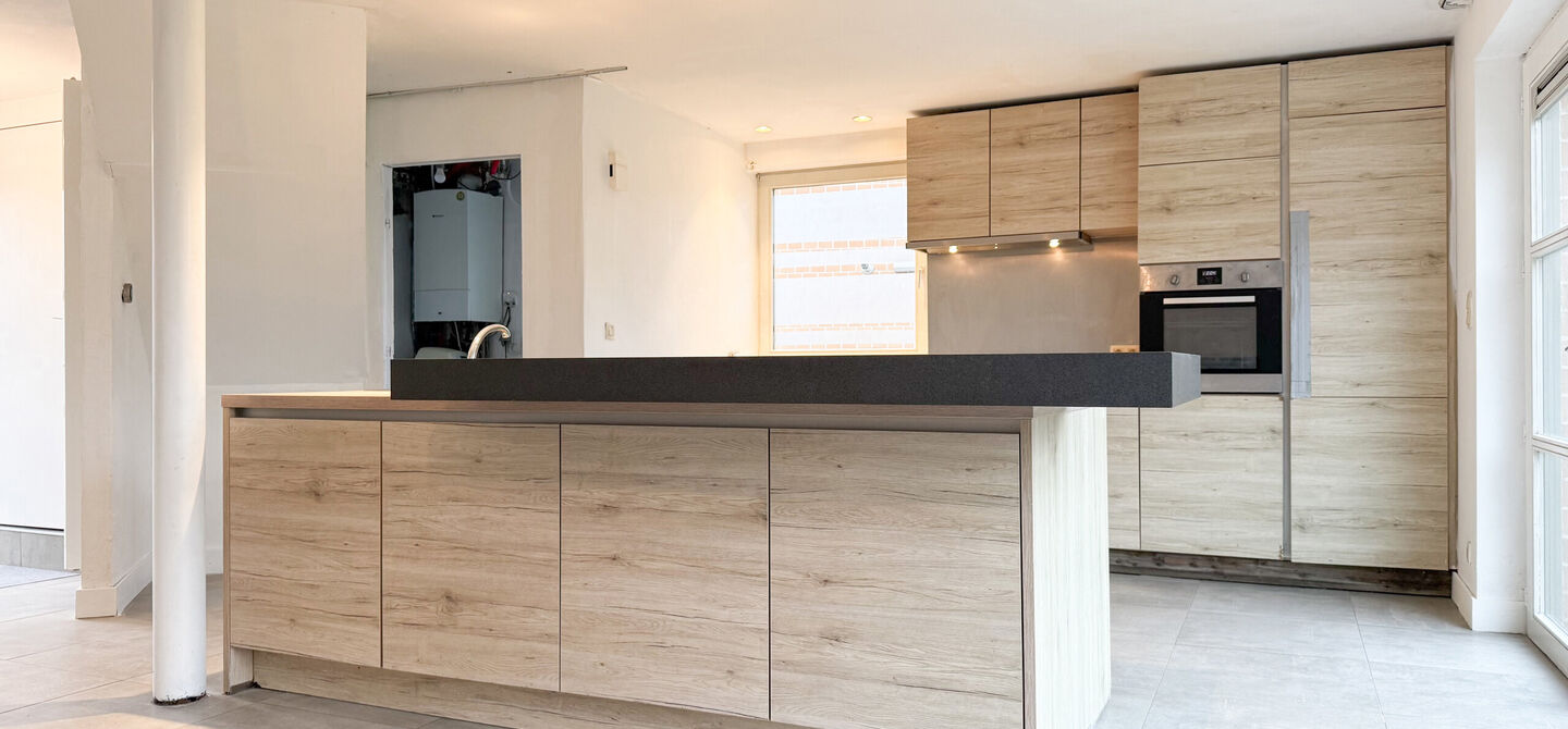 Te renoveren gezinswoning met grote tuin in rustige doodlopende straat in Alken
Welkom in Tulpenlaan 17, een woning met enorm veel potentieel, perfect voor wie op zoek is naar een huis dat volledig naar eigen smaak kan worden gerenoveerd. Gelegen in een