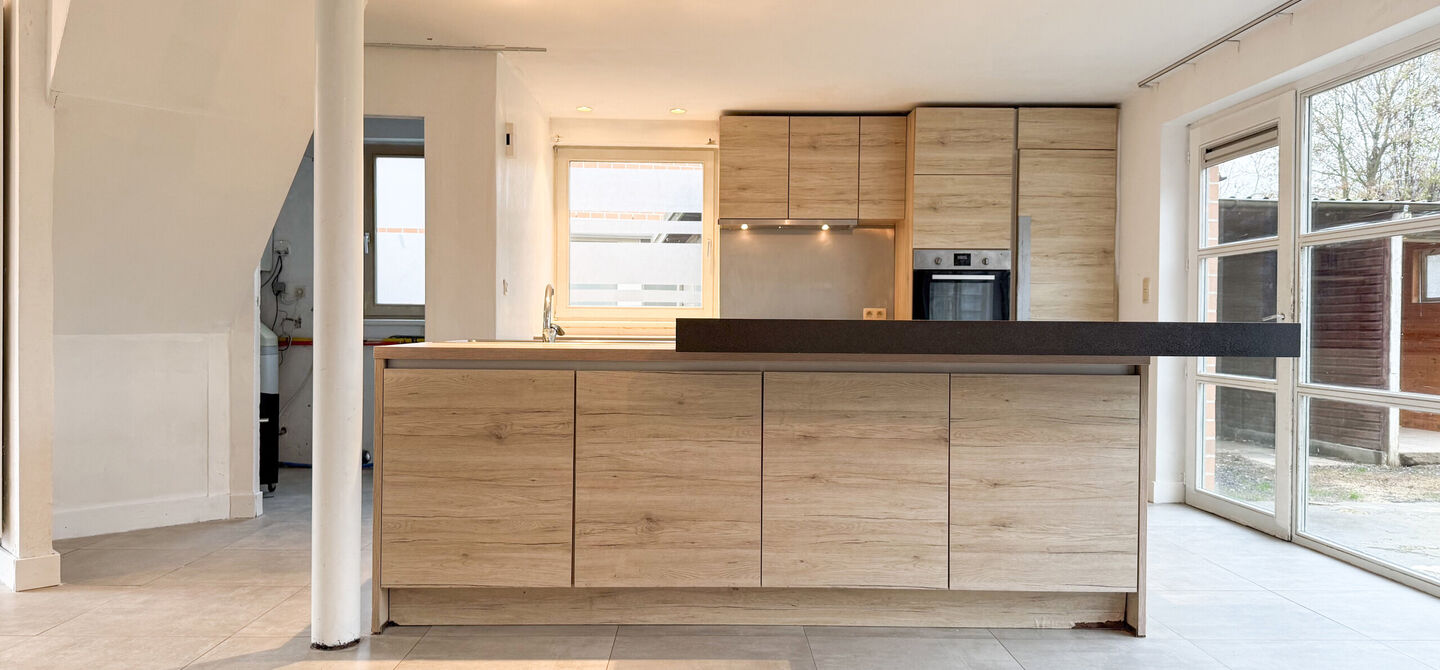 Te renoveren gezinswoning met grote tuin in rustige doodlopende straat in Alken
Welkom in Tulpenlaan 17, een woning met enorm veel potentieel, perfect voor wie op zoek is naar een huis dat volledig naar eigen smaak kan worden gerenoveerd. Gelegen in een