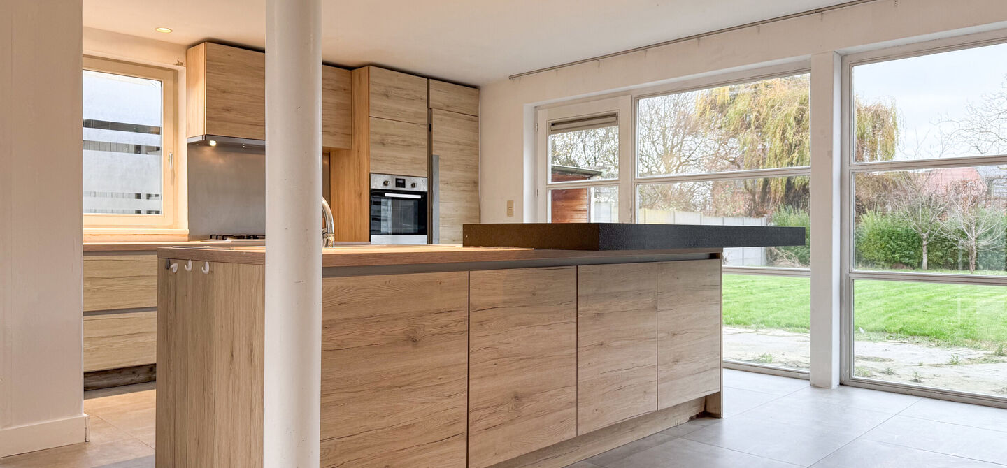 Te renoveren gezinswoning met grote tuin in rustige doodlopende straat in Alken
Welkom in Tulpenlaan 17, een woning met enorm veel potentieel, perfect voor wie op zoek is naar een huis dat volledig naar eigen smaak kan worden gerenoveerd. Gelegen in een