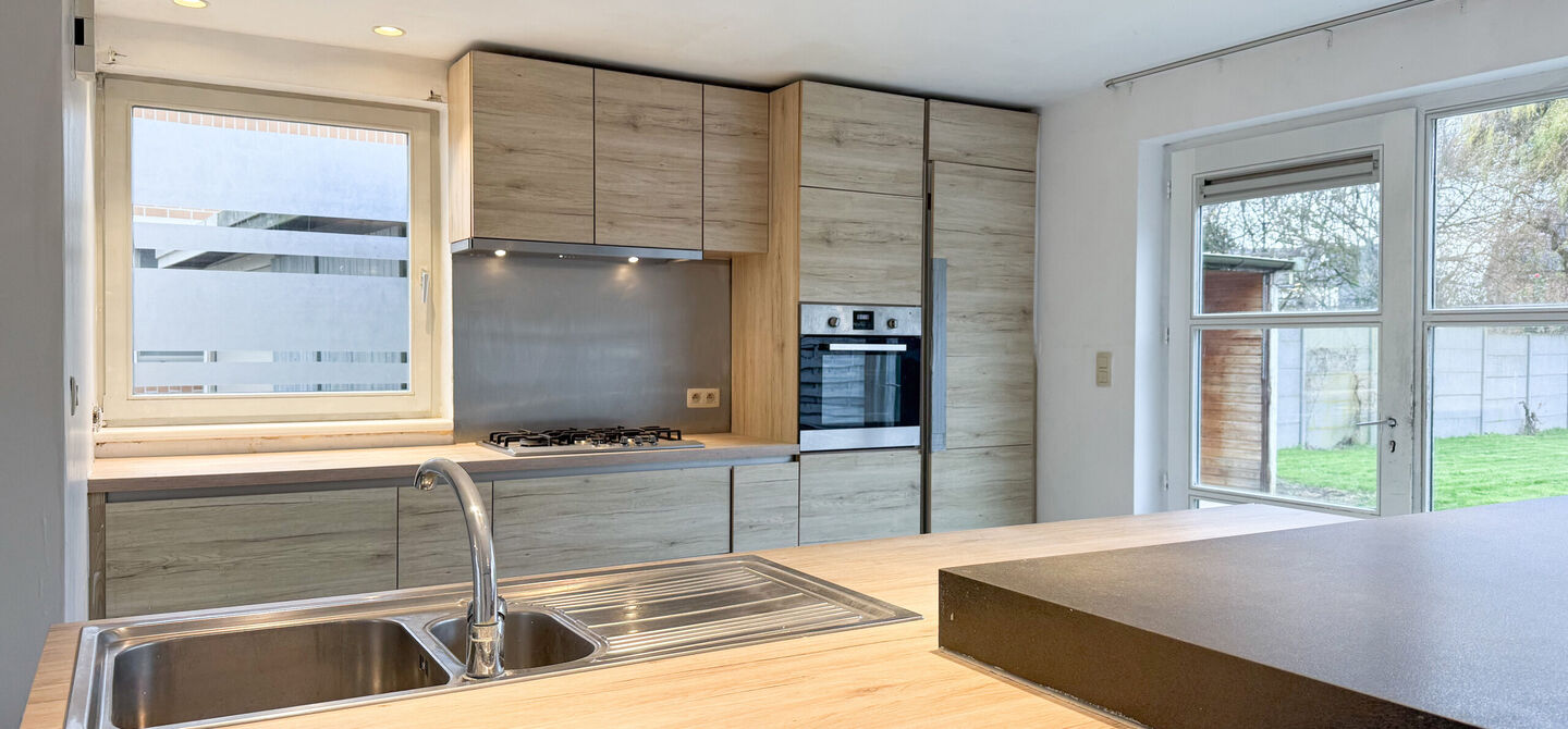 Te renoveren gezinswoning met grote tuin in rustige doodlopende straat in Alken
Welkom in Tulpenlaan 17, een woning met enorm veel potentieel, perfect voor wie op zoek is naar een huis dat volledig naar eigen smaak kan worden gerenoveerd. Gelegen in een