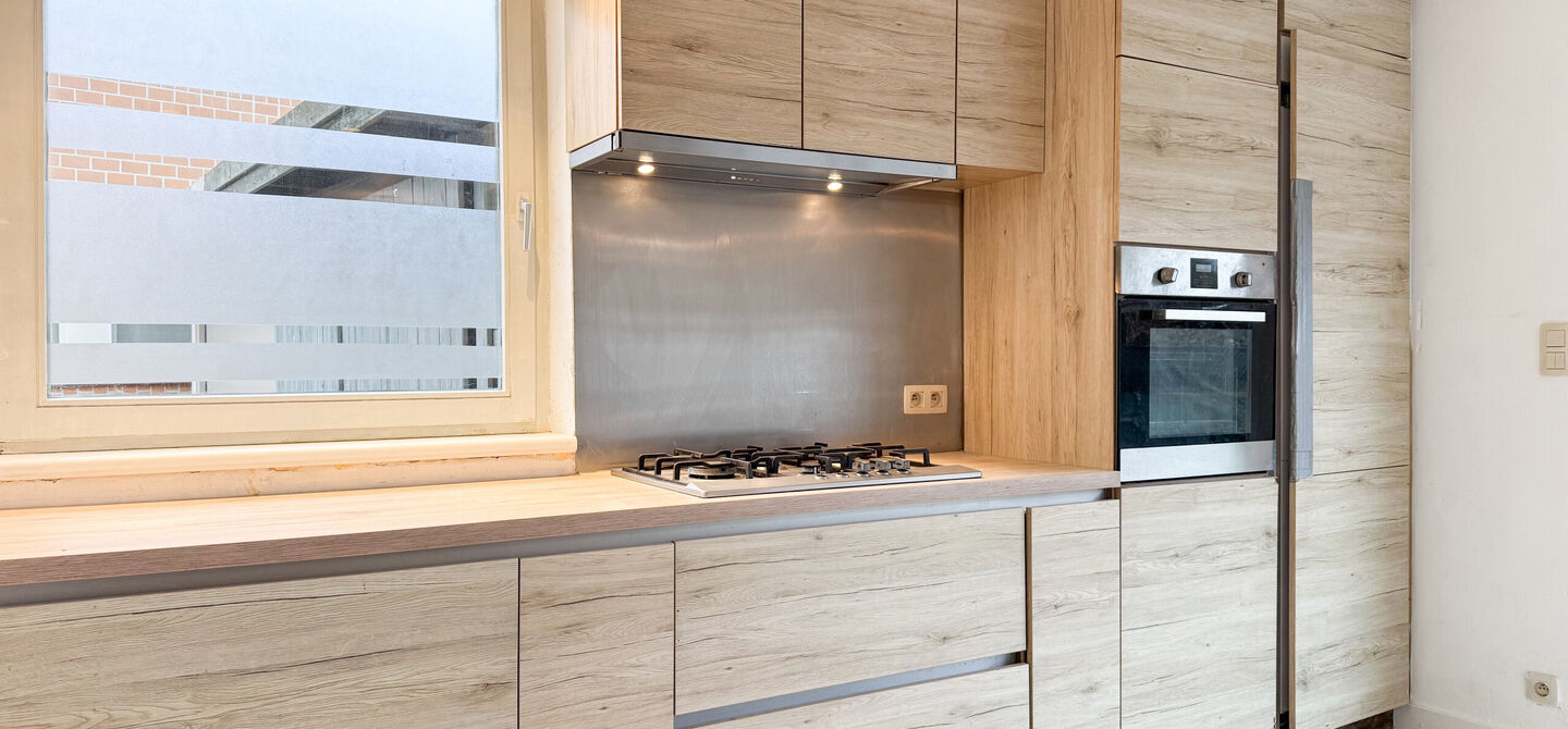 Te renoveren gezinswoning met grote tuin in rustige doodlopende straat in Alken
Welkom in Tulpenlaan 17, een woning met enorm veel potentieel, perfect voor wie op zoek is naar een huis dat volledig naar eigen smaak kan worden gerenoveerd. Gelegen in een