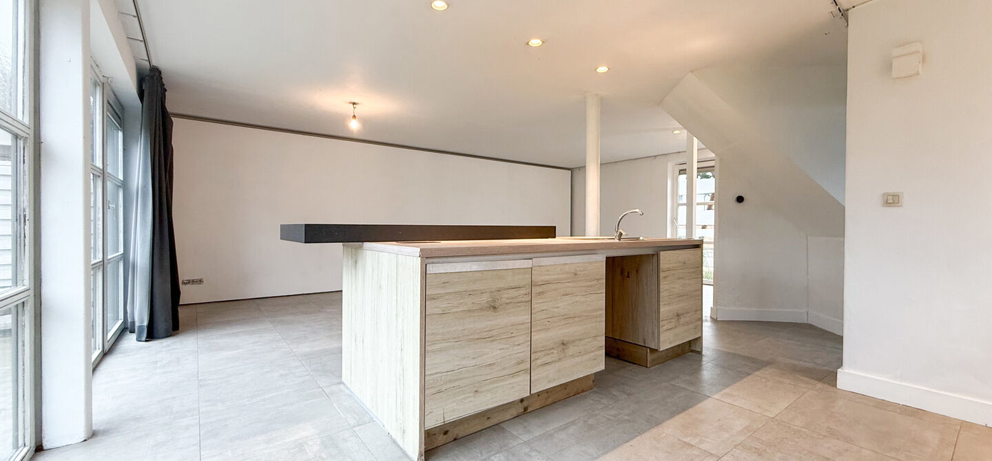 Te renoveren gezinswoning met grote tuin in rustige doodlopende straat in Alken
Welkom in Tulpenlaan 17, een woning met enorm veel potentieel, perfect voor wie op zoek is naar een huis dat volledig naar eigen smaak kan worden gerenoveerd. Gelegen in een