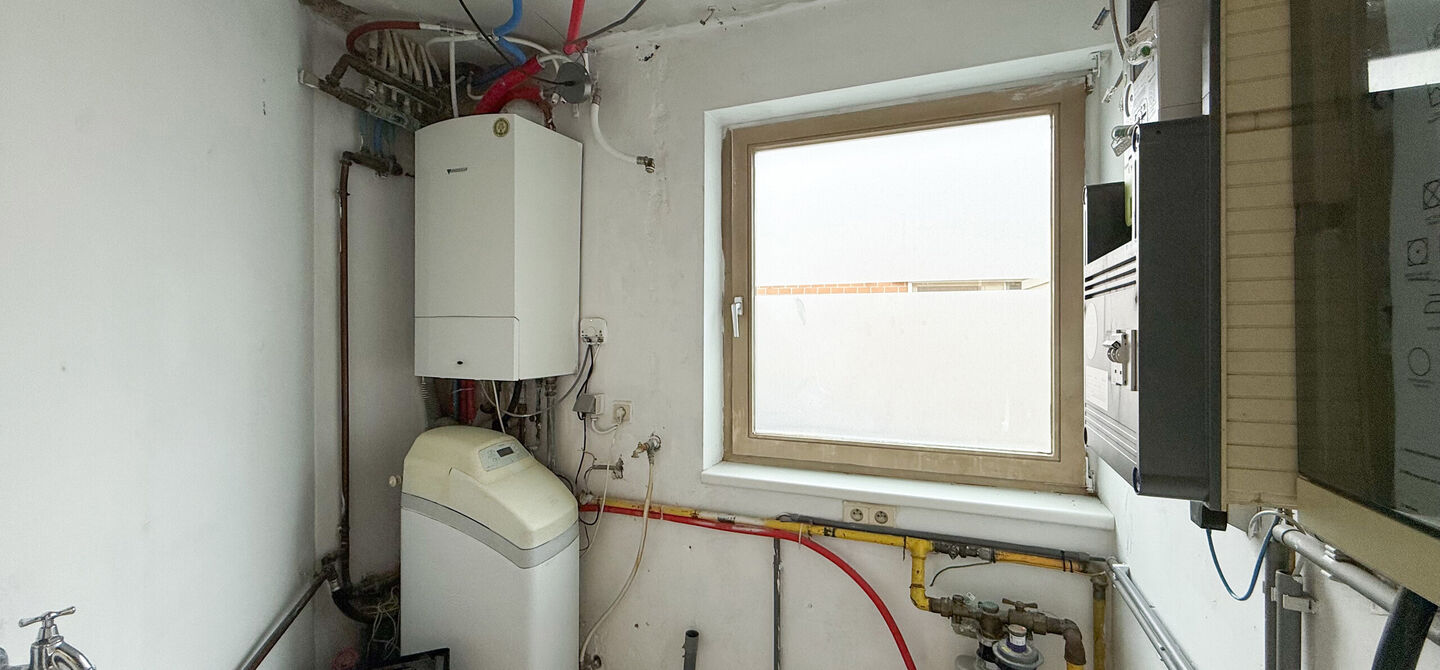 Te renoveren gezinswoning met grote tuin in rustige doodlopende straat in Alken
Welkom in Tulpenlaan 17, een woning met enorm veel potentieel, perfect voor wie op zoek is naar een huis dat volledig naar eigen smaak kan worden gerenoveerd. Gelegen in een