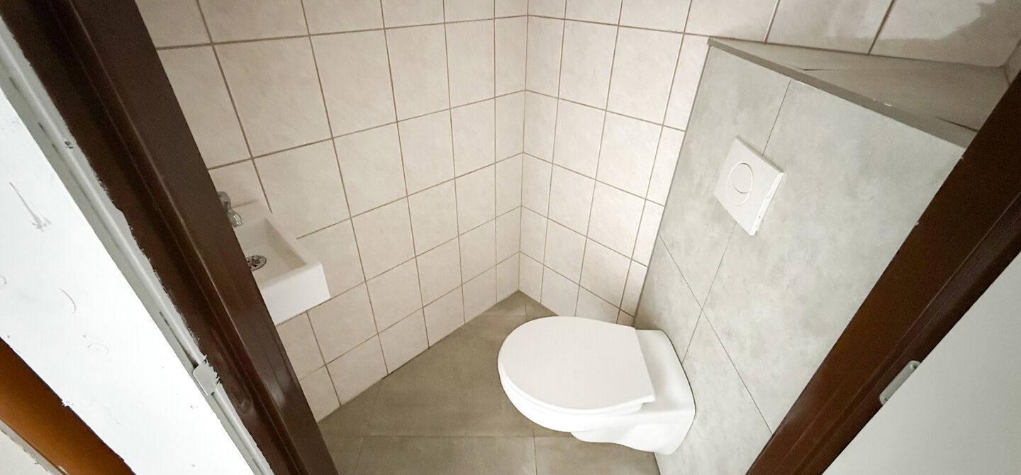 Te renoveren gezinswoning met grote tuin in rustige doodlopende straat in Alken
Welkom in Tulpenlaan 17, een woning met enorm veel potentieel, perfect voor wie op zoek is naar een huis dat volledig naar eigen smaak kan worden gerenoveerd. Gelegen in een