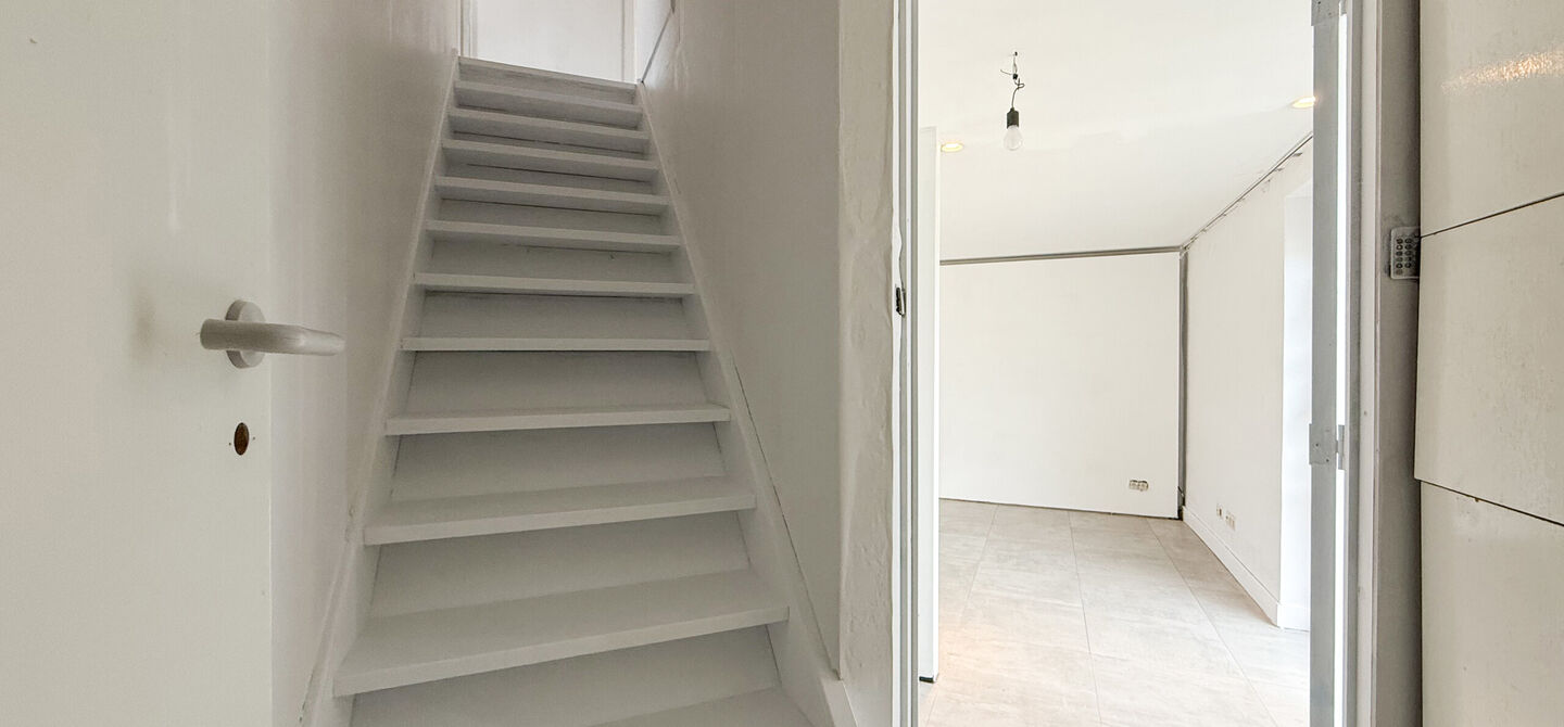 Te renoveren gezinswoning met grote tuin in rustige doodlopende straat in Alken
Welkom in Tulpenlaan 17, een woning met enorm veel potentieel, perfect voor wie op zoek is naar een huis dat volledig naar eigen smaak kan worden gerenoveerd. Gelegen in een