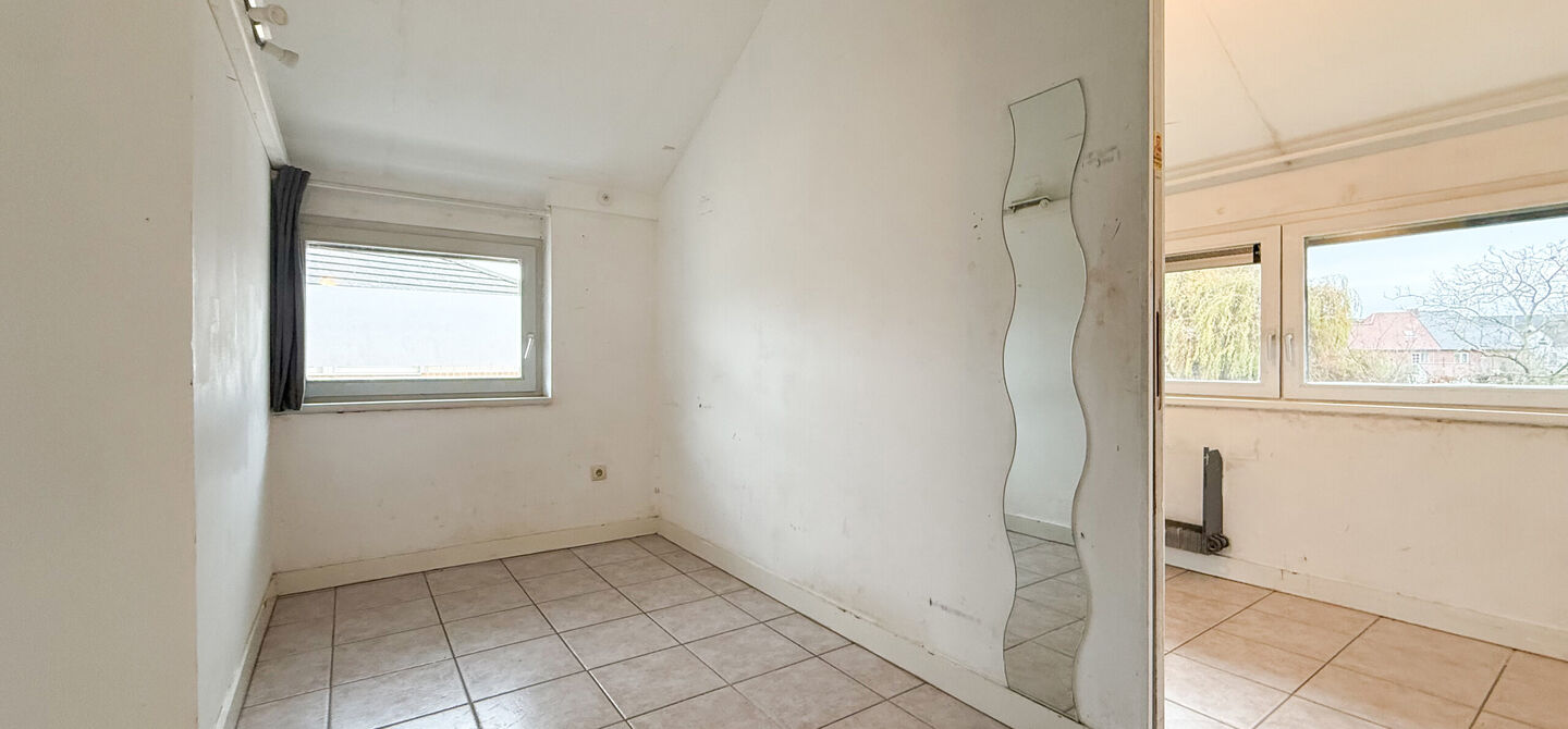 Te renoveren gezinswoning met grote tuin in rustige doodlopende straat in Alken
Welkom in Tulpenlaan 17, een woning met enorm veel potentieel, perfect voor wie op zoek is naar een huis dat volledig naar eigen smaak kan worden gerenoveerd. Gelegen in een