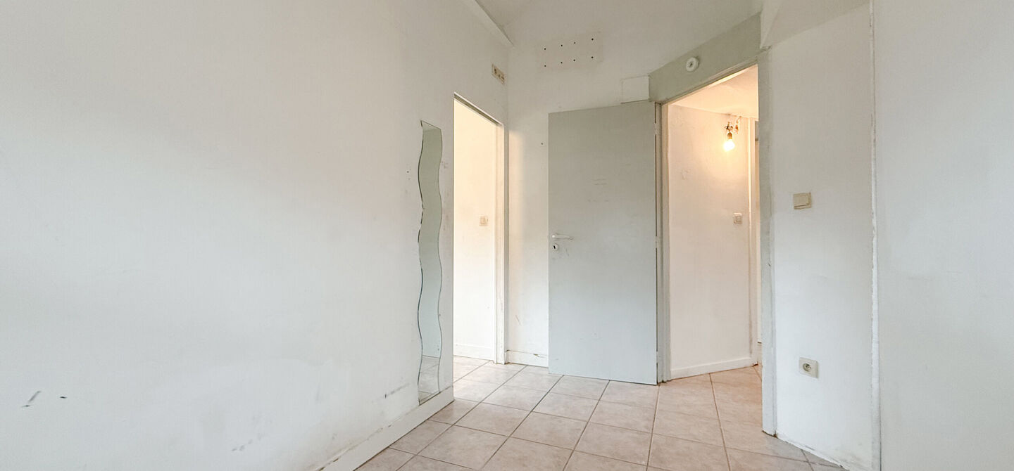 Te renoveren gezinswoning met grote tuin in rustige doodlopende straat in Alken
Welkom in Tulpenlaan 17, een woning met enorm veel potentieel, perfect voor wie op zoek is naar een huis dat volledig naar eigen smaak kan worden gerenoveerd. Gelegen in een