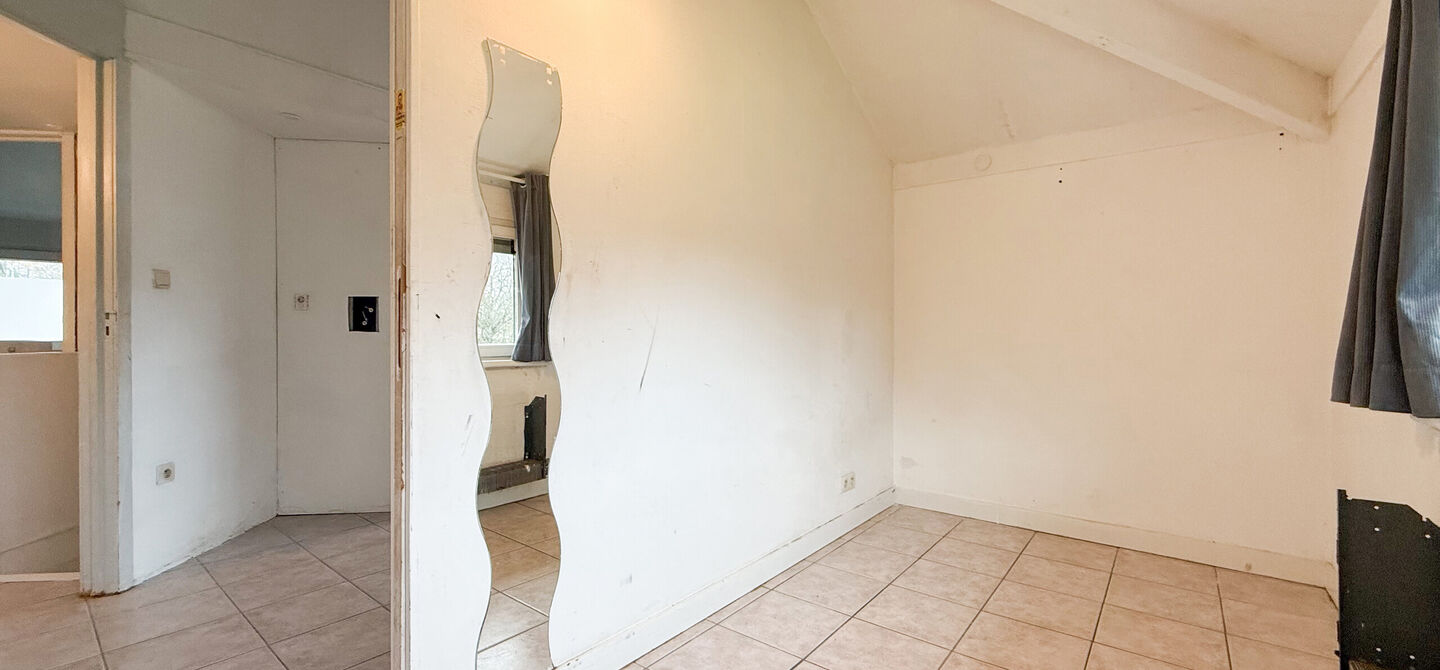 Te renoveren gezinswoning met grote tuin in rustige doodlopende straat in Alken
Welkom in Tulpenlaan 17, een woning met enorm veel potentieel, perfect voor wie op zoek is naar een huis dat volledig naar eigen smaak kan worden gerenoveerd. Gelegen in een