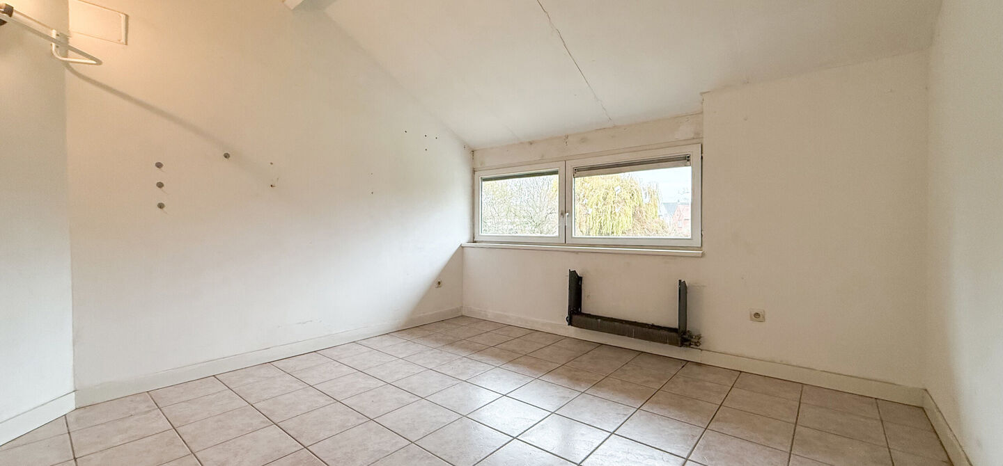 Te renoveren gezinswoning met grote tuin in rustige doodlopende straat in Alken
Welkom in Tulpenlaan 17, een woning met enorm veel potentieel, perfect voor wie op zoek is naar een huis dat volledig naar eigen smaak kan worden gerenoveerd. Gelegen in een