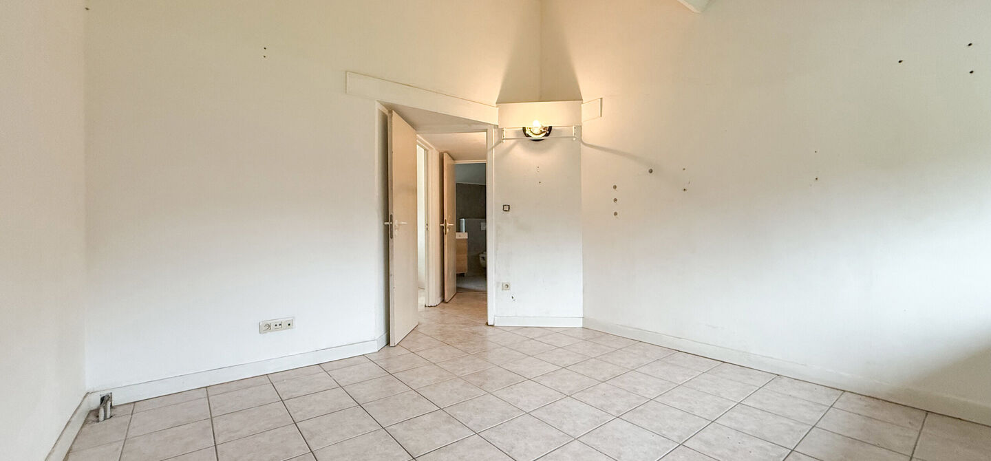 Te renoveren gezinswoning met grote tuin in rustige doodlopende straat in Alken
Welkom in Tulpenlaan 17, een woning met enorm veel potentieel, perfect voor wie op zoek is naar een huis dat volledig naar eigen smaak kan worden gerenoveerd. Gelegen in een