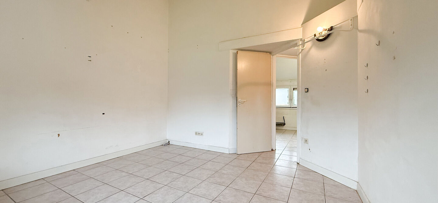 Te renoveren gezinswoning met grote tuin in rustige doodlopende straat in Alken
Welkom in Tulpenlaan 17, een woning met enorm veel potentieel, perfect voor wie op zoek is naar een huis dat volledig naar eigen smaak kan worden gerenoveerd. Gelegen in een