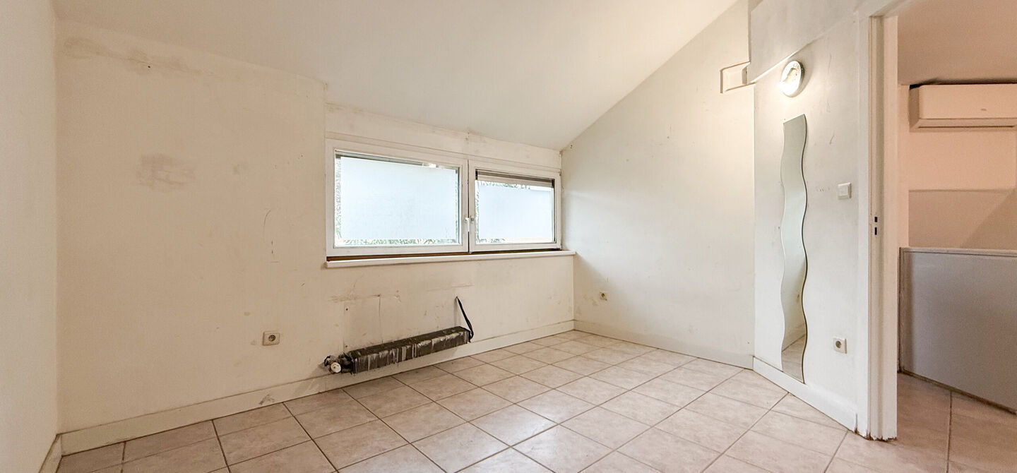 Te renoveren gezinswoning met grote tuin in rustige doodlopende straat in Alken
Welkom in Tulpenlaan 17, een woning met enorm veel potentieel, perfect voor wie op zoek is naar een huis dat volledig naar eigen smaak kan worden gerenoveerd. Gelegen in een