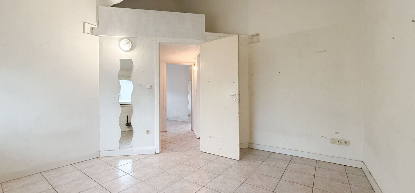 Te renoveren gezinswoning met grote tuin in rustige doodlopende straat in Alken
Welkom in Tulpenlaan 17, een woning met enorm veel potentieel, perfect voor wie op zoek is naar een huis dat volledig naar eigen smaak kan worden gerenoveerd. Gelegen in een