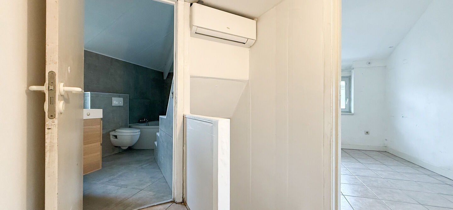 Te renoveren gezinswoning met grote tuin in rustige doodlopende straat in Alken
Welkom in Tulpenlaan 17, een woning met enorm veel potentieel, perfect voor wie op zoek is naar een huis dat volledig naar eigen smaak kan worden gerenoveerd. Gelegen in een