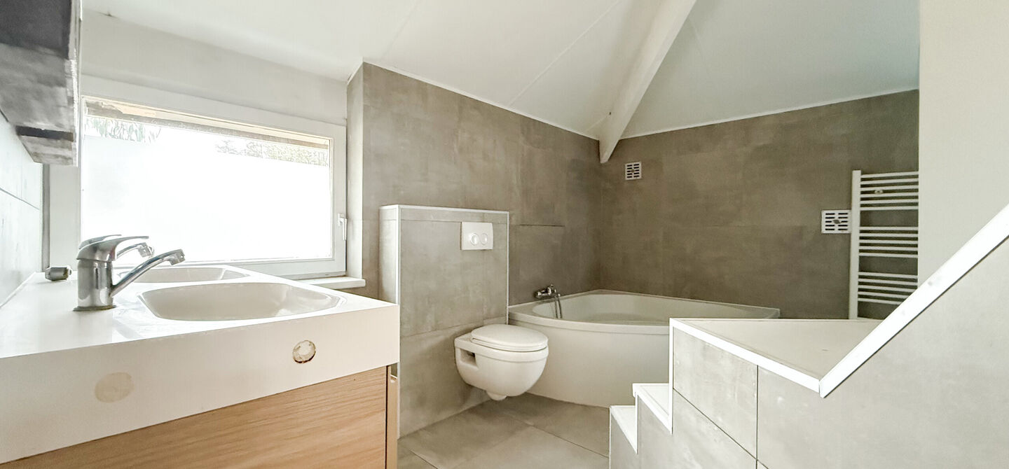 Te renoveren gezinswoning met grote tuin in rustige doodlopende straat in Alken
Welkom in Tulpenlaan 17, een woning met enorm veel potentieel, perfect voor wie op zoek is naar een huis dat volledig naar eigen smaak kan worden gerenoveerd. Gelegen in een