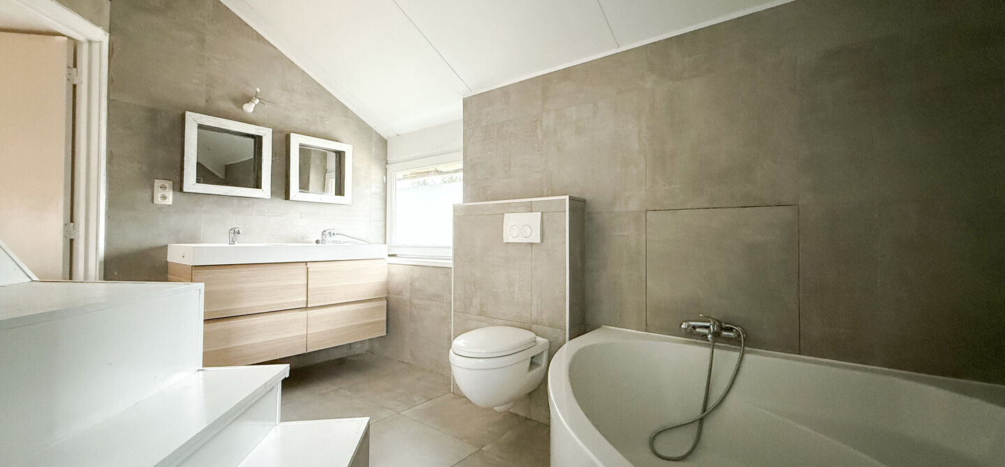 Te renoveren gezinswoning met grote tuin in rustige doodlopende straat in Alken
Welkom in Tulpenlaan 17, een woning met enorm veel potentieel, perfect voor wie op zoek is naar een huis dat volledig naar eigen smaak kan worden gerenoveerd. Gelegen in een