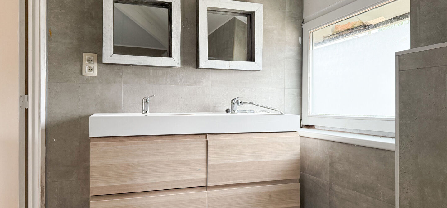 Te renoveren gezinswoning met grote tuin in rustige doodlopende straat in Alken
Welkom in Tulpenlaan 17, een woning met enorm veel potentieel, perfect voor wie op zoek is naar een huis dat volledig naar eigen smaak kan worden gerenoveerd. Gelegen in een