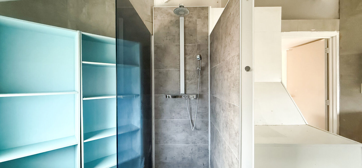 Te renoveren gezinswoning met grote tuin in rustige doodlopende straat in Alken
Welkom in Tulpenlaan 17, een woning met enorm veel potentieel, perfect voor wie op zoek is naar een huis dat volledig naar eigen smaak kan worden gerenoveerd. Gelegen in een