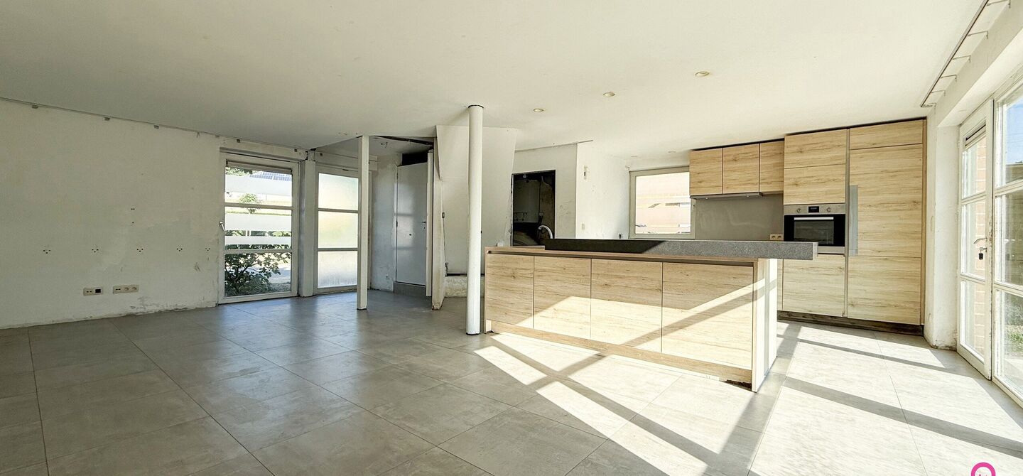 Te renoveren gezinswoning met grote tuin in rustige doodlopende straat in Alken

Welkom in Tulpenlaan 17, een woning met enorm veel potentieel, perfect voor wie op zoek is naar een huis dat volledig naar eigen smaak kan worden gerenoveerd. Gelegen in een 
