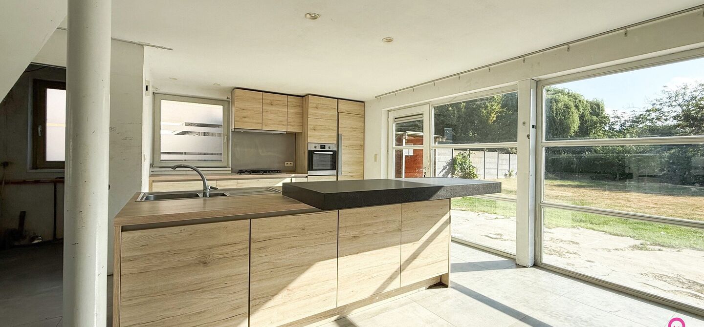 Te renoveren gezinswoning met grote tuin in rustige doodlopende straat in Alken

Welkom in Tulpenlaan 17, een woning met enorm veel potentieel, perfect voor wie op zoek is naar een huis dat volledig naar eigen smaak kan worden gerenoveerd. Gelegen in een 