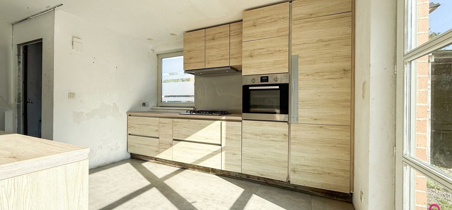 Te renoveren gezinswoning met grote tuin in rustige doodlopende straat in Alken

Welkom in Tulpenlaan 17, een woning met enorm veel potentieel, perfect voor wie op zoek is naar een huis dat volledig naar eigen smaak kan worden gerenoveerd. Gelegen in een 