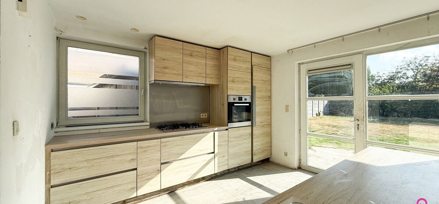 Te renoveren gezinswoning met grote tuin in rustige doodlopende straat in Alken

Welkom in Tulpenlaan 17, een woning met enorm veel potentieel, perfect voor wie op zoek is naar een huis dat volledig naar eigen smaak kan worden gerenoveerd. Gelegen in een 