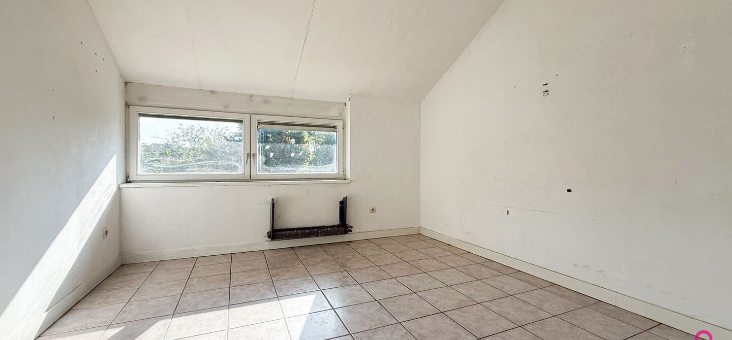 Te renoveren gezinswoning met grote tuin in rustige doodlopende straat in Alken

Welkom in Tulpenlaan 17, een woning met enorm veel potentieel, perfect voor wie op zoek is naar een huis dat volledig naar eigen smaak kan worden gerenoveerd. Gelegen in een 