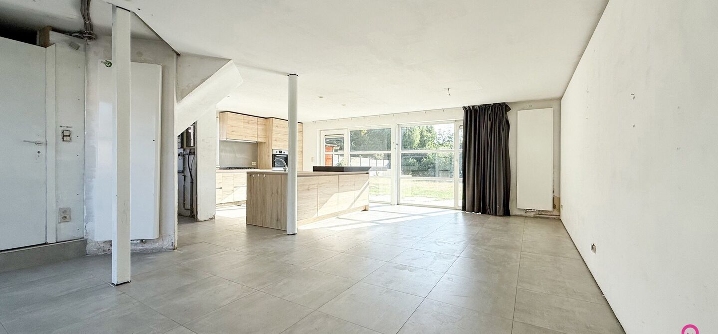 Te renoveren gezinswoning met grote tuin in rustige doodlopende straat in Alken

Welkom in Tulpenlaan 17, een woning met enorm veel potentieel, perfect voor wie op zoek is naar een huis dat volledig naar eigen smaak kan worden gerenoveerd. Gelegen in een 