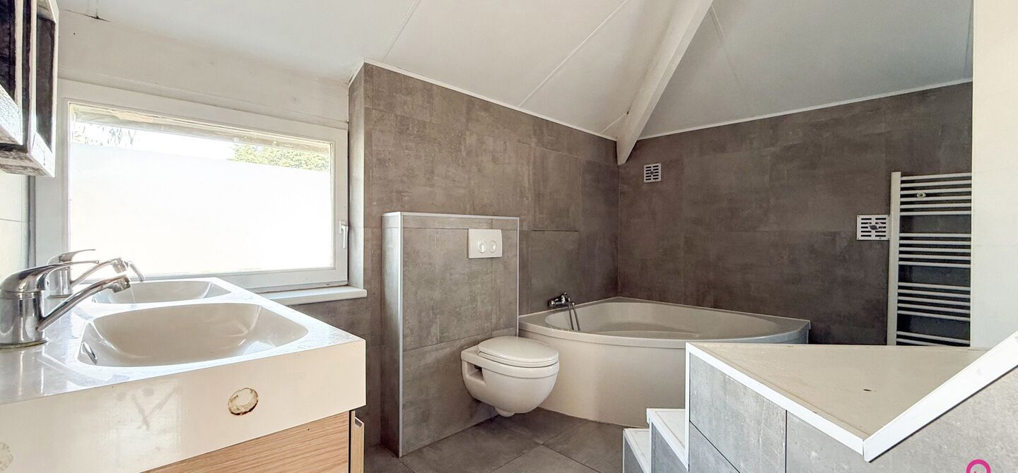 Te renoveren gezinswoning met grote tuin in rustige doodlopende straat in Alken

Welkom in Tulpenlaan 17, een woning met enorm veel potentieel, perfect voor wie op zoek is naar een huis dat volledig naar eigen smaak kan worden gerenoveerd. Gelegen in een 