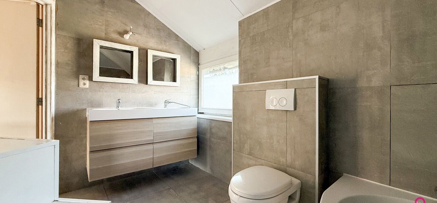 Te renoveren gezinswoning met grote tuin in rustige doodlopende straat in Alken

Welkom in Tulpenlaan 17, een woning met enorm veel potentieel, perfect voor wie op zoek is naar een huis dat volledig naar eigen smaak kan worden gerenoveerd. Gelegen in een 