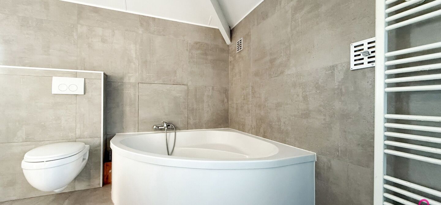 Te renoveren gezinswoning met grote tuin in rustige doodlopende straat in Alken

Welkom in Tulpenlaan 17, een woning met enorm veel potentieel, perfect voor wie op zoek is naar een huis dat volledig naar eigen smaak kan worden gerenoveerd. Gelegen in een 