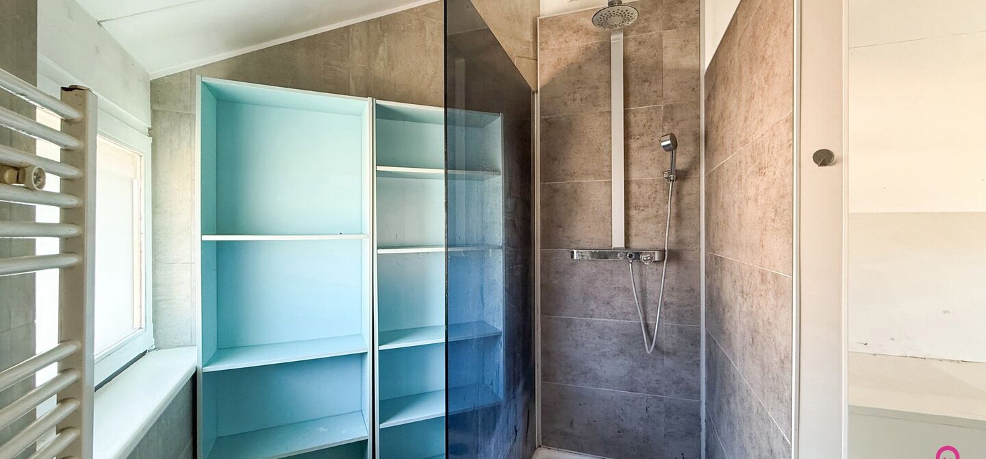 Te renoveren gezinswoning met grote tuin in rustige doodlopende straat in Alken

Welkom in Tulpenlaan 17, een woning met enorm veel potentieel, perfect voor wie op zoek is naar een huis dat volledig naar eigen smaak kan worden gerenoveerd. Gelegen in een 