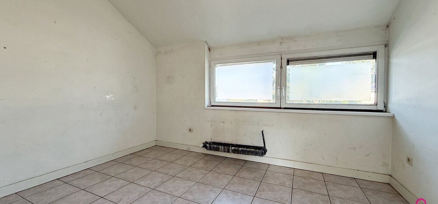 Te renoveren gezinswoning met grote tuin in rustige doodlopende straat in Alken

Welkom in Tulpenlaan 17, een woning met enorm veel potentieel, perfect voor wie op zoek is naar een huis dat volledig naar eigen smaak kan worden gerenoveerd. Gelegen in een 