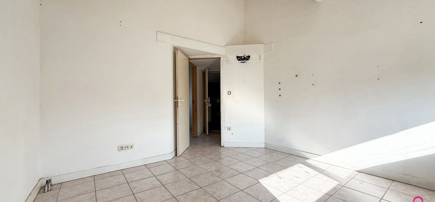 Te renoveren gezinswoning met grote tuin in rustige doodlopende straat in Alken

Welkom in Tulpenlaan 17, een woning met enorm veel potentieel, perfect voor wie op zoek is naar een huis dat volledig naar eigen smaak kan worden gerenoveerd. Gelegen in een 