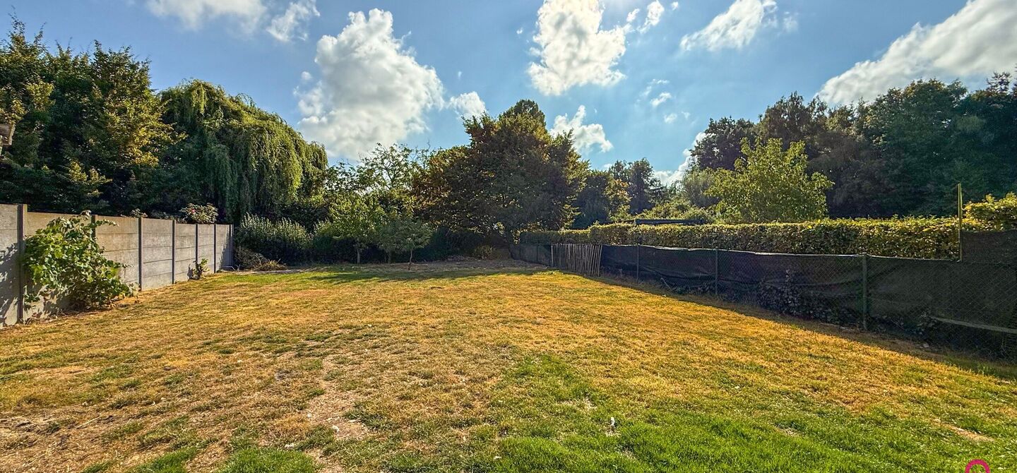 Te renoveren gezinswoning met grote tuin in rustige doodlopende straat in Alken

Welkom in Tulpenlaan 17, een woning met enorm veel potentieel, perfect voor wie op zoek is naar een huis dat volledig naar eigen smaak kan worden gerenoveerd. Gelegen in een 