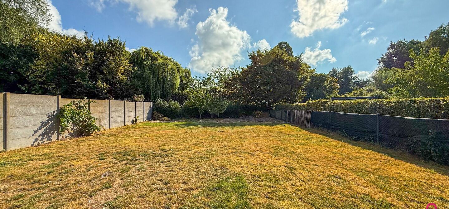 Te renoveren gezinswoning met grote tuin in rustige doodlopende straat in Alken

Welkom in Tulpenlaan 17, een woning met enorm veel potentieel, perfect voor wie op zoek is naar een huis dat volledig naar eigen smaak kan worden gerenoveerd. Gelegen in een 