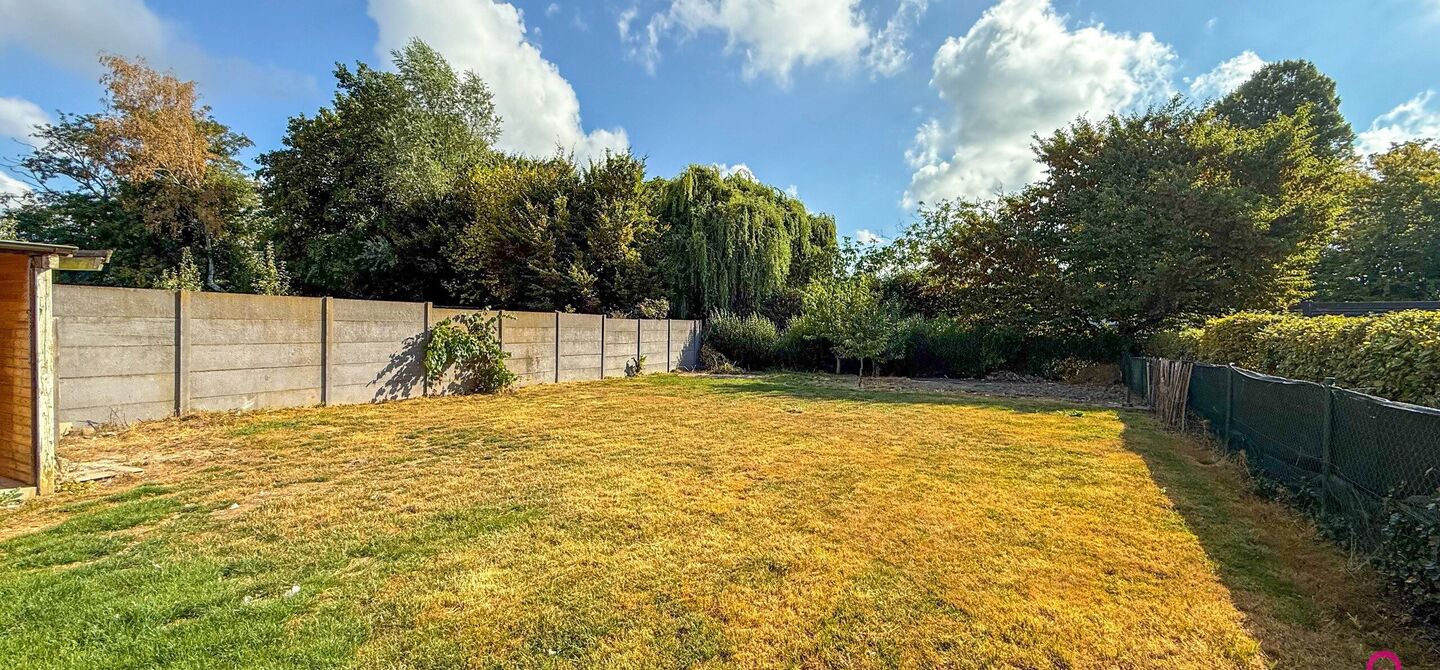 Te renoveren gezinswoning met grote tuin in rustige doodlopende straat in Alken

Welkom in Tulpenlaan 17, een woning met enorm veel potentieel, perfect voor wie op zoek is naar een huis dat volledig naar eigen smaak kan worden gerenoveerd. Gelegen in een 
