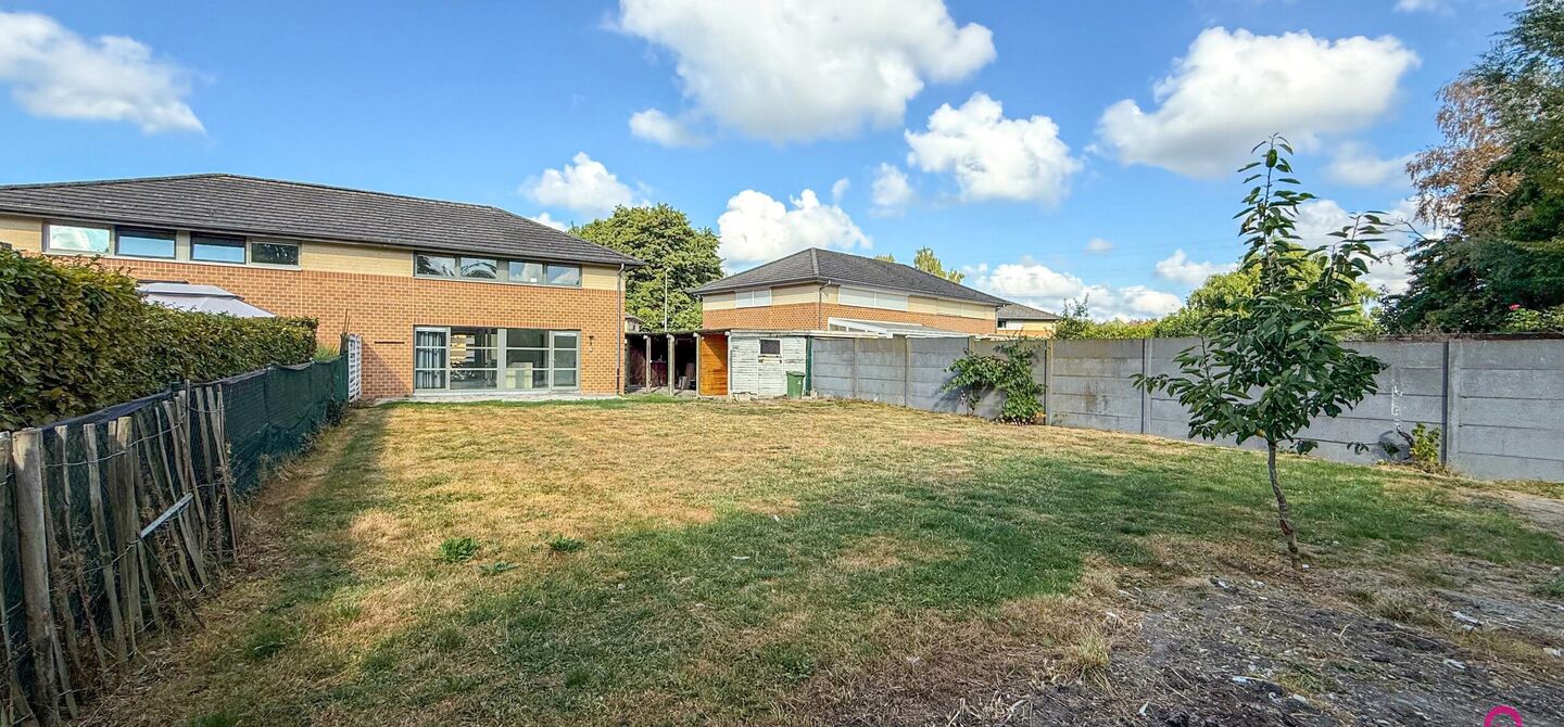 Te renoveren gezinswoning met grote tuin in rustige doodlopende straat in Alken

Welkom in Tulpenlaan 17, een woning met enorm veel potentieel, perfect voor wie op zoek is naar een huis dat volledig naar eigen smaak kan worden gerenoveerd. Gelegen in een 