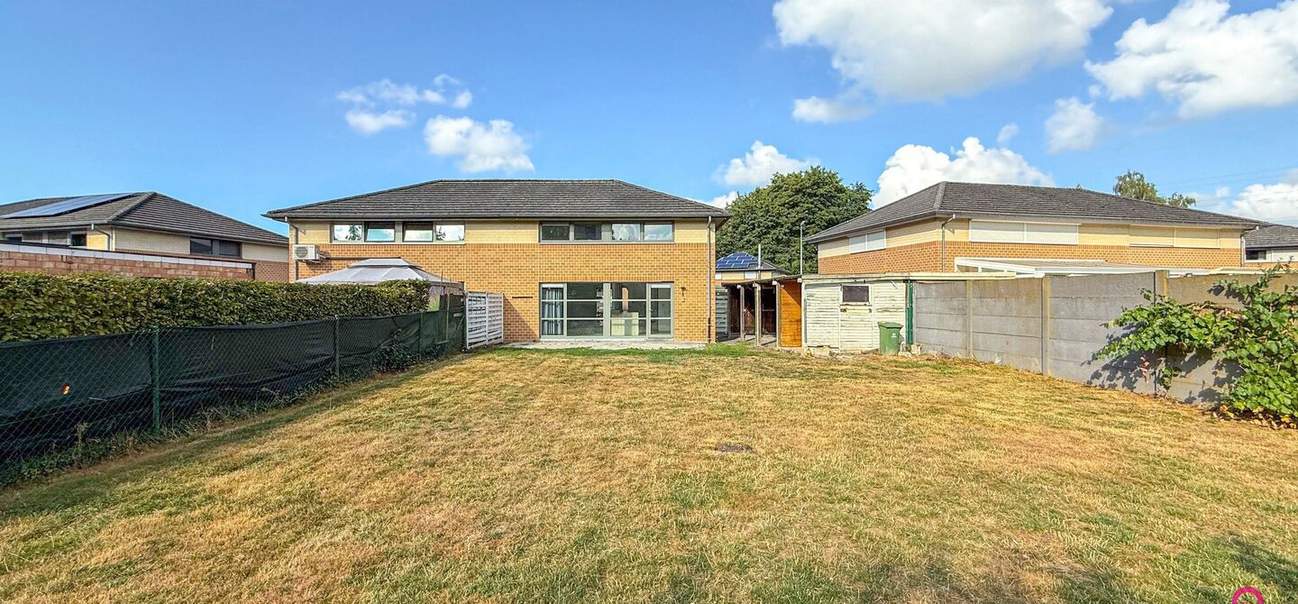 Te renoveren gezinswoning met grote tuin in rustige doodlopende straat in Alken

Welkom in Tulpenlaan 17, een woning met enorm veel potentieel, perfect voor wie op zoek is naar een huis dat volledig naar eigen smaak kan worden gerenoveerd. Gelegen in een 