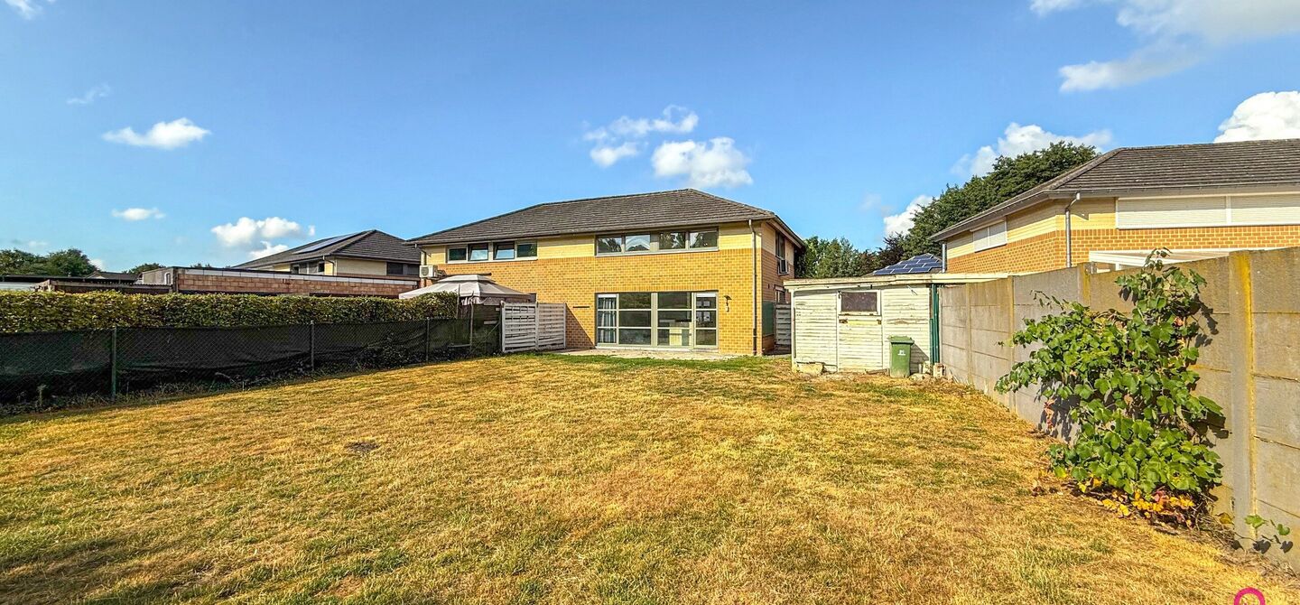 Te renoveren gezinswoning met grote tuin in rustige doodlopende straat in Alken

Welkom in Tulpenlaan 17, een woning met enorm veel potentieel, perfect voor wie op zoek is naar een huis dat volledig naar eigen smaak kan worden gerenoveerd. Gelegen in een 